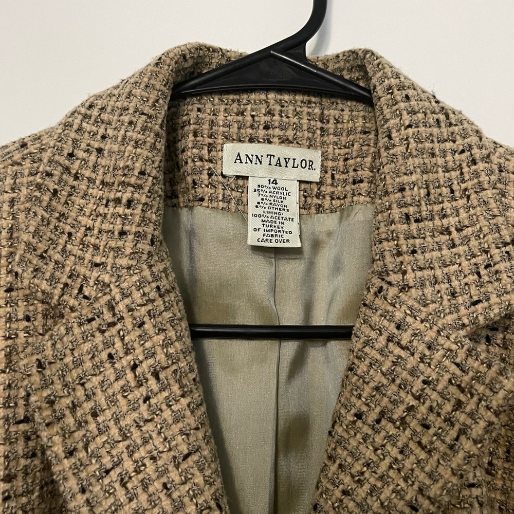 Preowned in good condition Ann Taylor L/S Beige/Brown Jacket